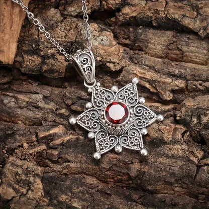 Hopea Rubiini Star Pendant Kaulakoru