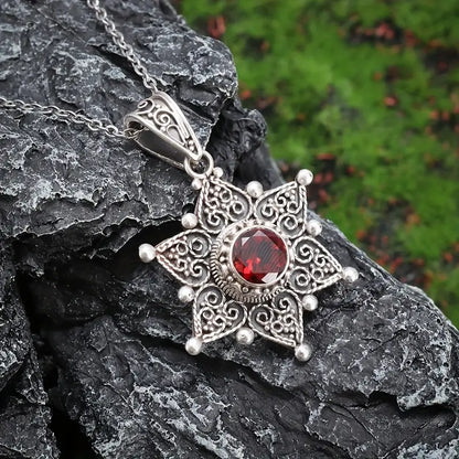 Hopea Rubiini Star Pendant Kaulakoru