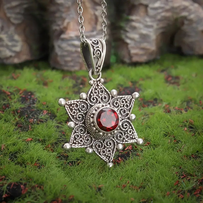 Hopea Rubiini Star Pendant Kaulakoru